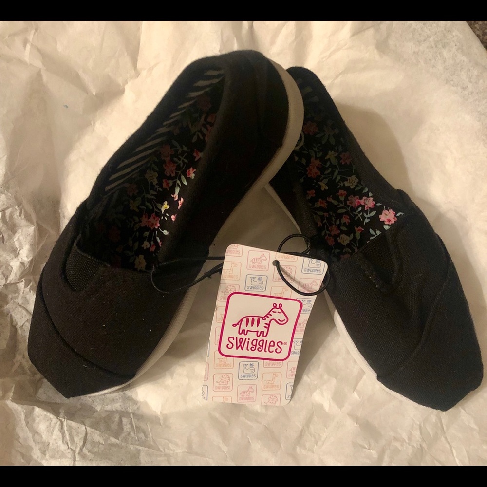 TOM style child slip on shoes NWT